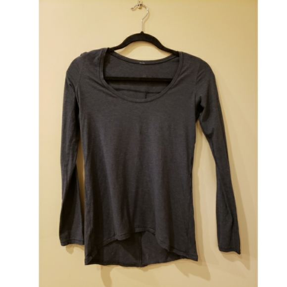 Lululemon long sleeve size 4 or 6 - Picture 2 of 5